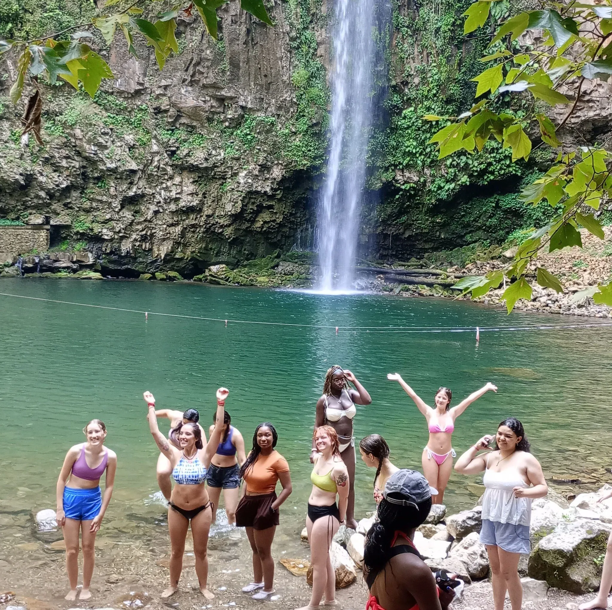 Grupo disfrutando una experiencia turística en una cascada
